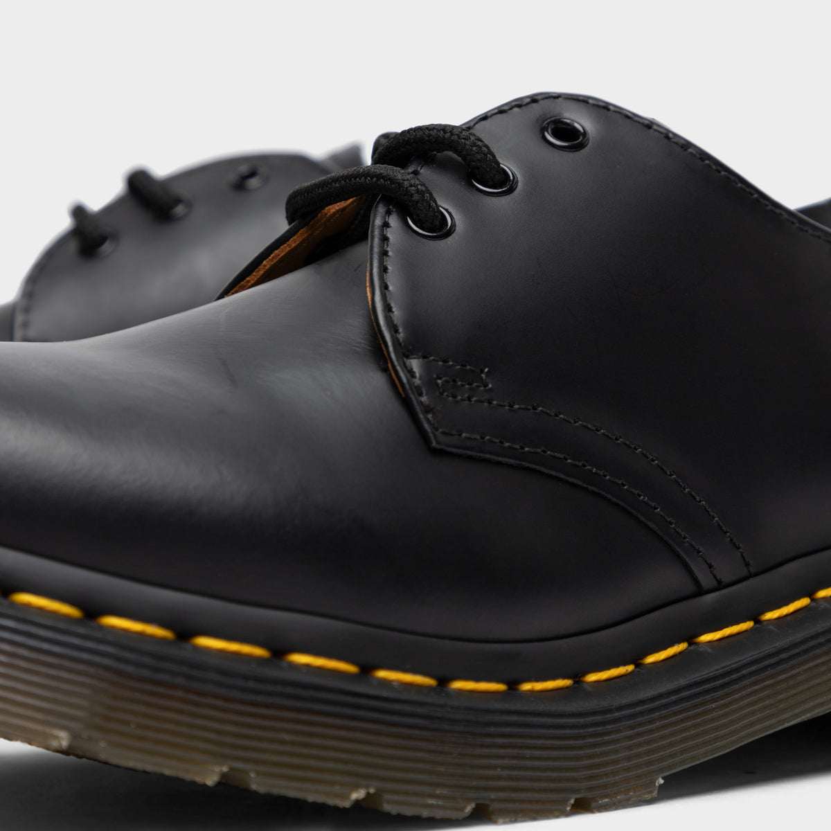 Dr martens 146 smooth black sale deals