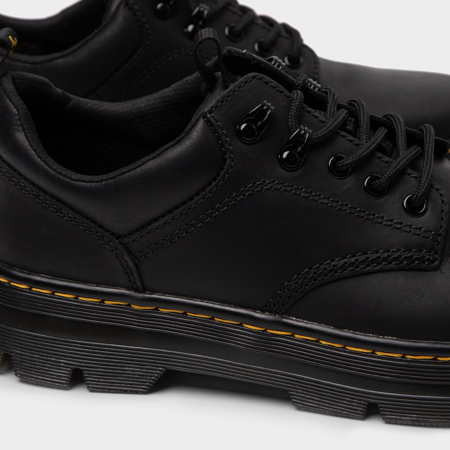 Dr. Martens Reeder Leather / Black Wyoming