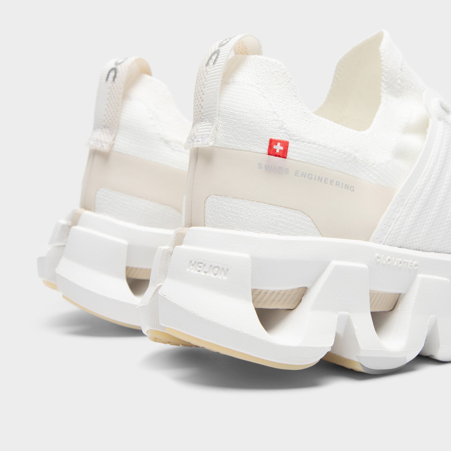 On Women's Cloudswift 4 White / Cream
