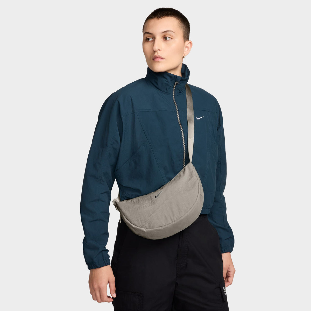 Nike Aura Croissant Sac à bandoulière Gris collégial / Argent mat
