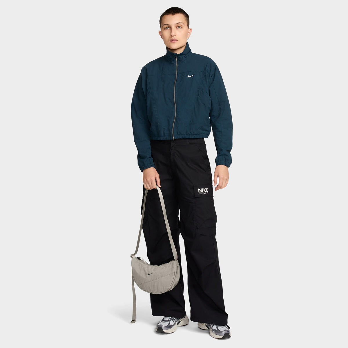 Nike Aura Croissant Sac à bandoulière Gris collégial / Argent mat
