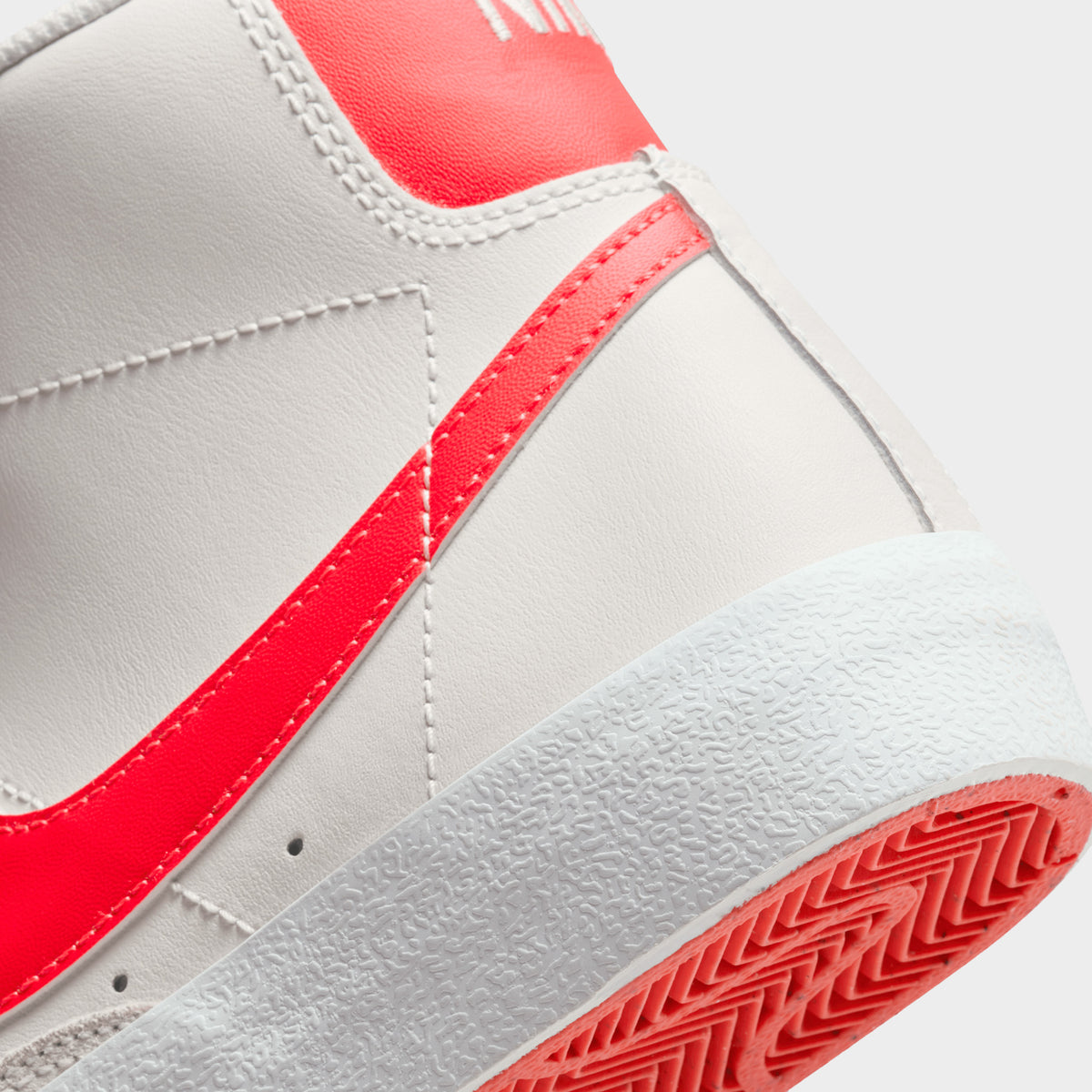 Nike blazer discount mid summit white