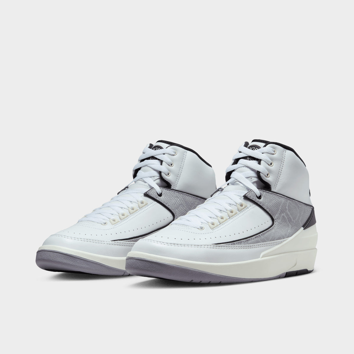 Jordan retro 2 black on sale and white
