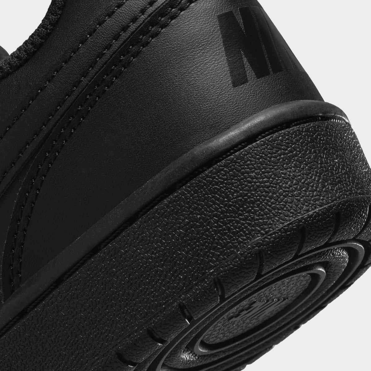 Nike court cheap borough black