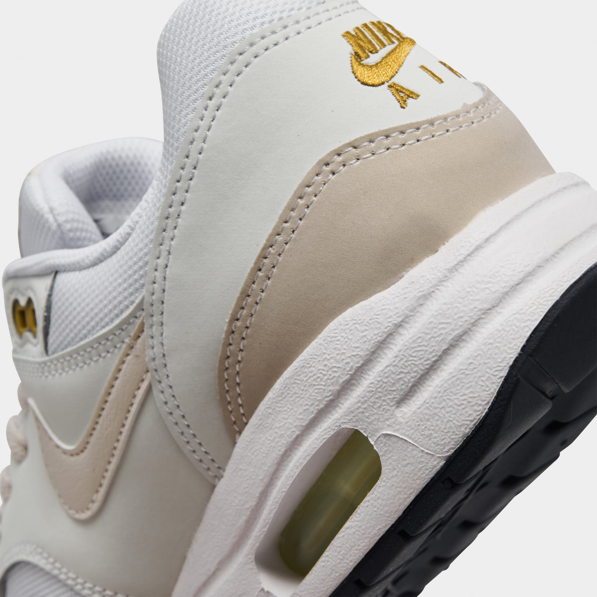 Basket nike blanche et dorée best sale