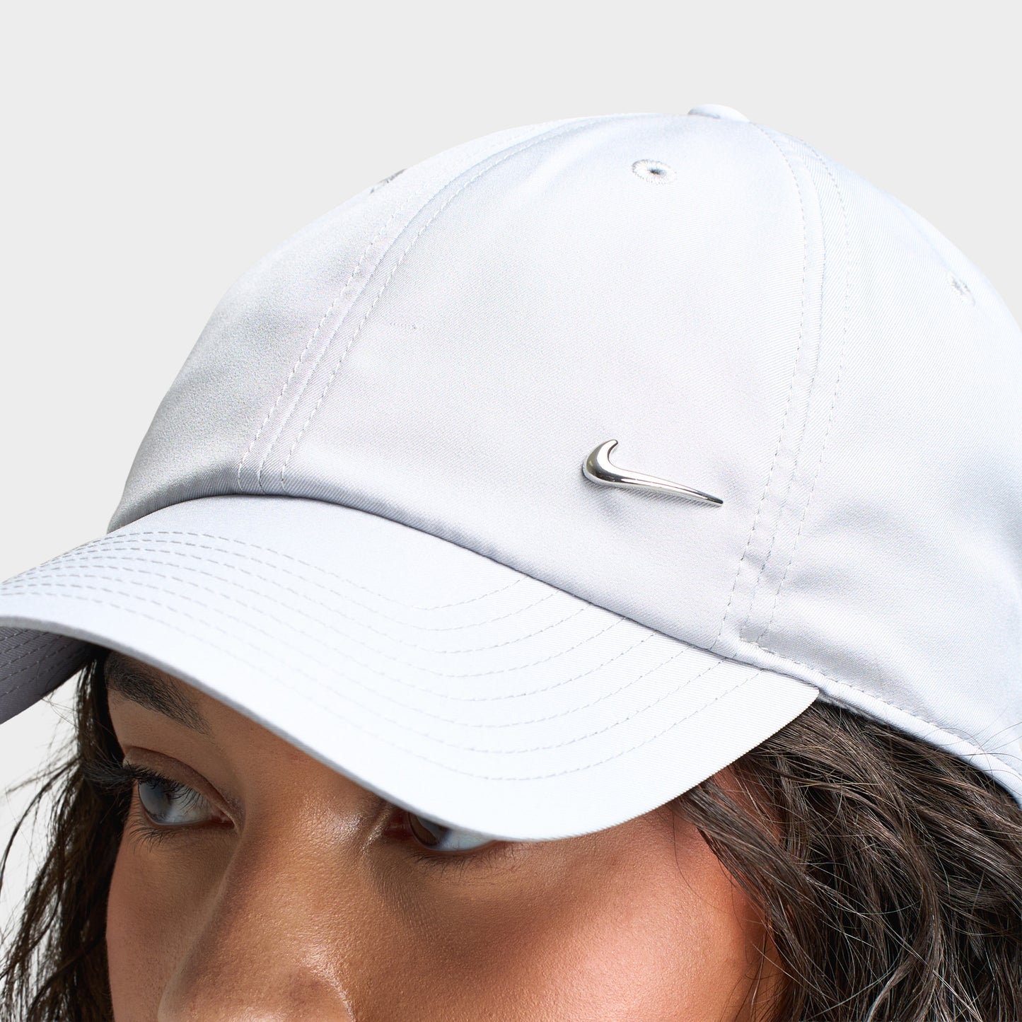 Nike Club Unstructured Métal Swoosh Casquette Gris / Noir