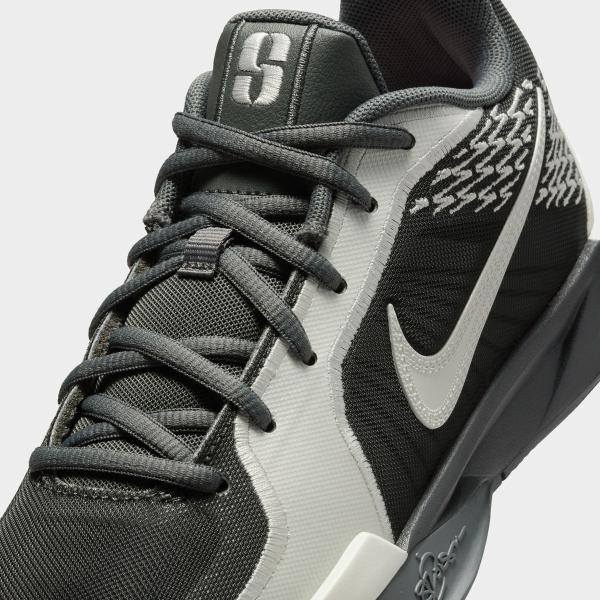 NIKE - Su Nike Sabrina 2 GS Iron Grey / Sail - Hot Punch | JD Sports