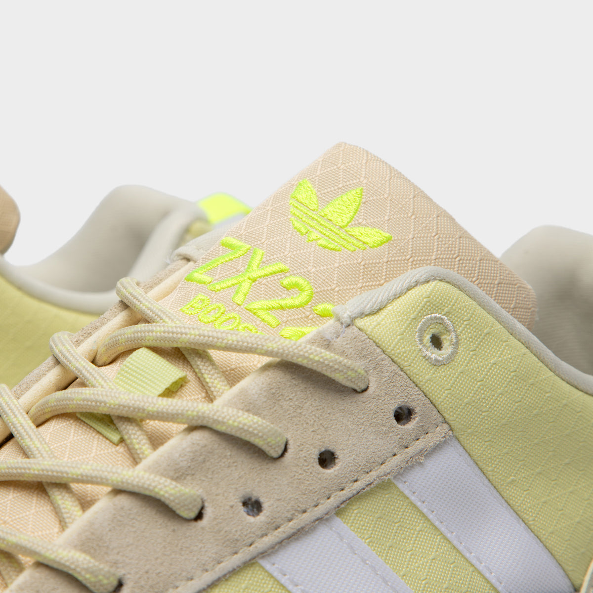 いま人気のアイテム Originals adidas Women's White Cloud / Sand Boost 22 ZX アイドルグッズ