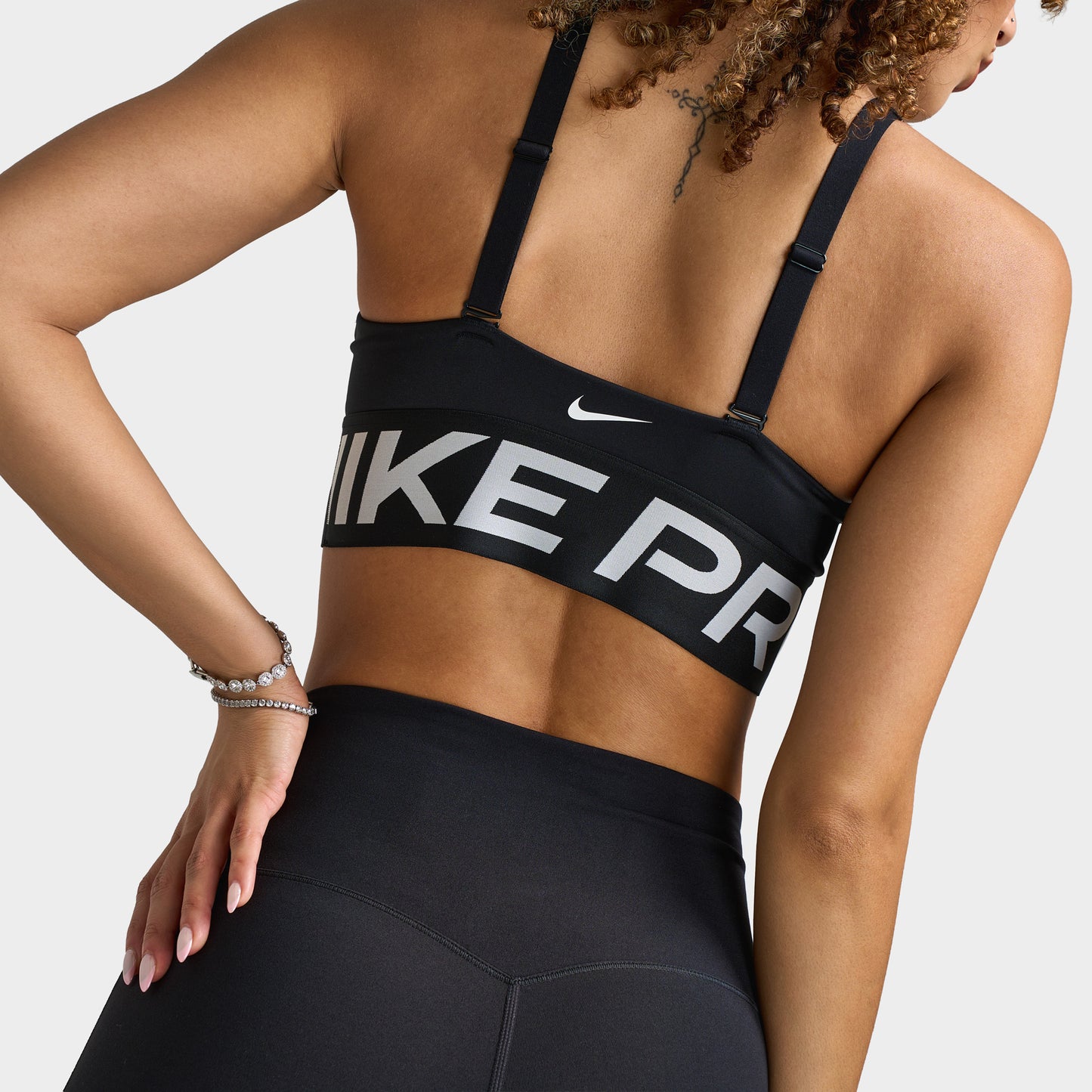 Nike Pro Femmes Indy Soutien-gorge plongeant Bold / Noir