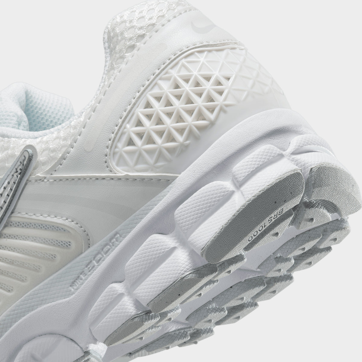 Nike Women's Zoom Vomero 5 White / Metallic Silver - Summit