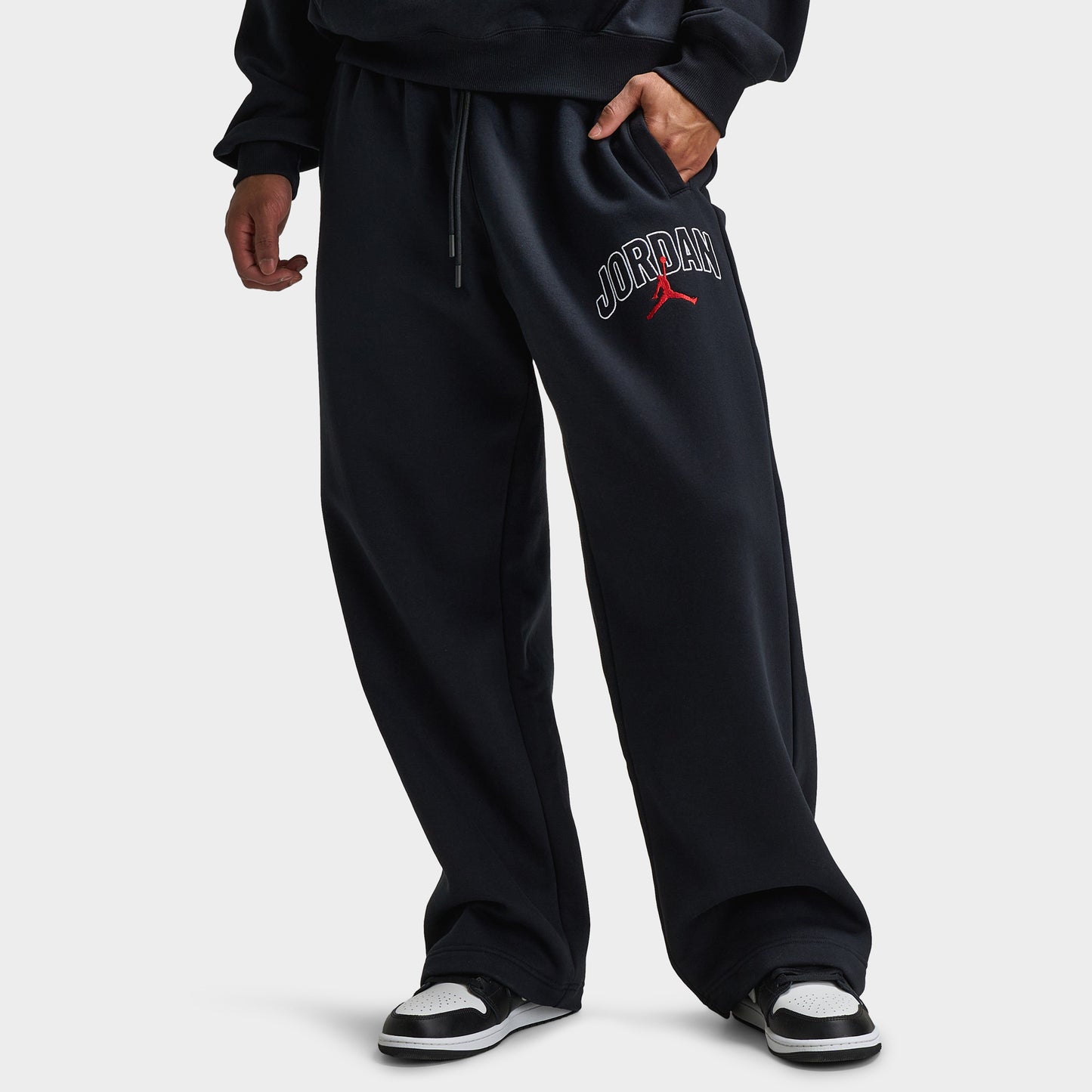 Jordan Brooklyn Pantalon graphique surdimensionné Noir / rouge foncé
