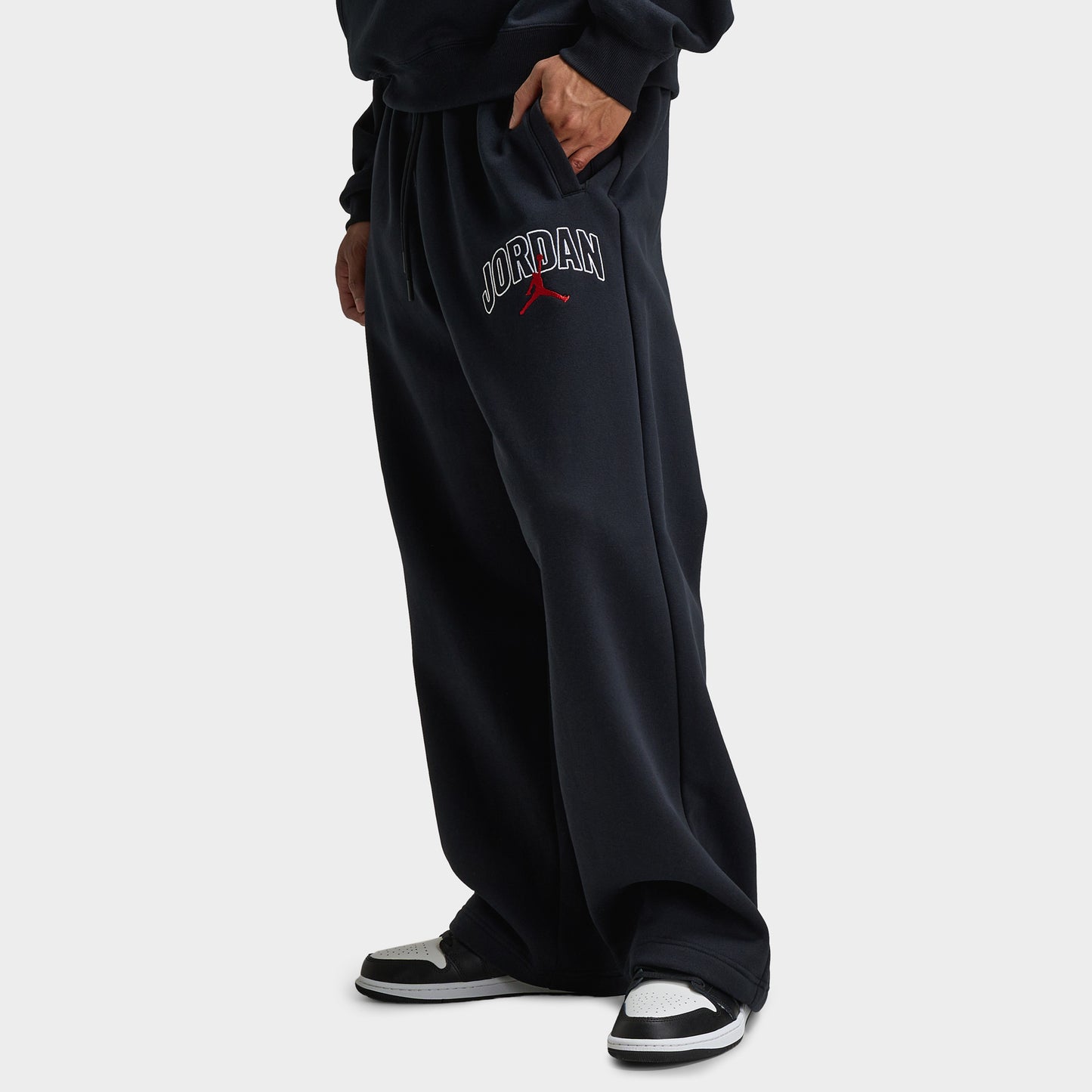Jordan Brooklyn Pantalon graphique surdimensionné Noir / rouge foncé