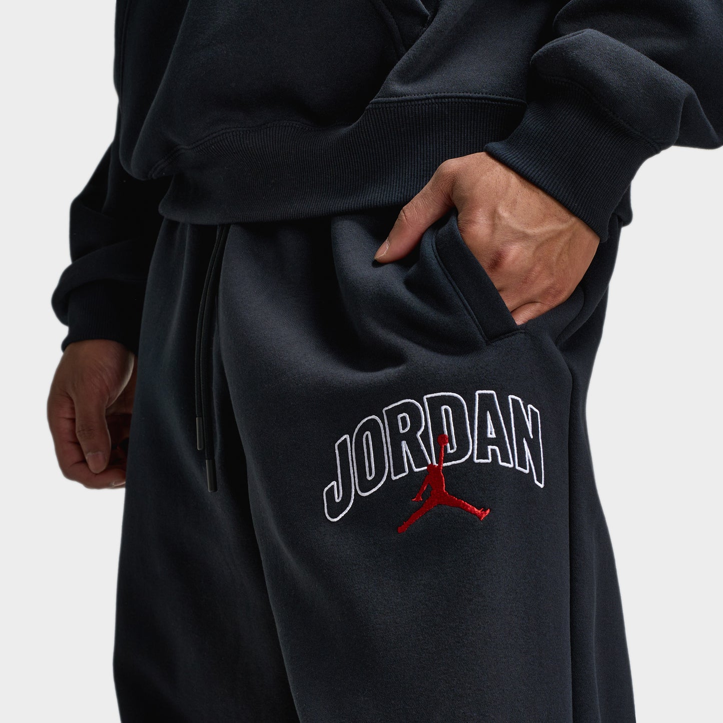 Jordan Brooklyn Pantalon graphique surdimensionné Noir / rouge foncé