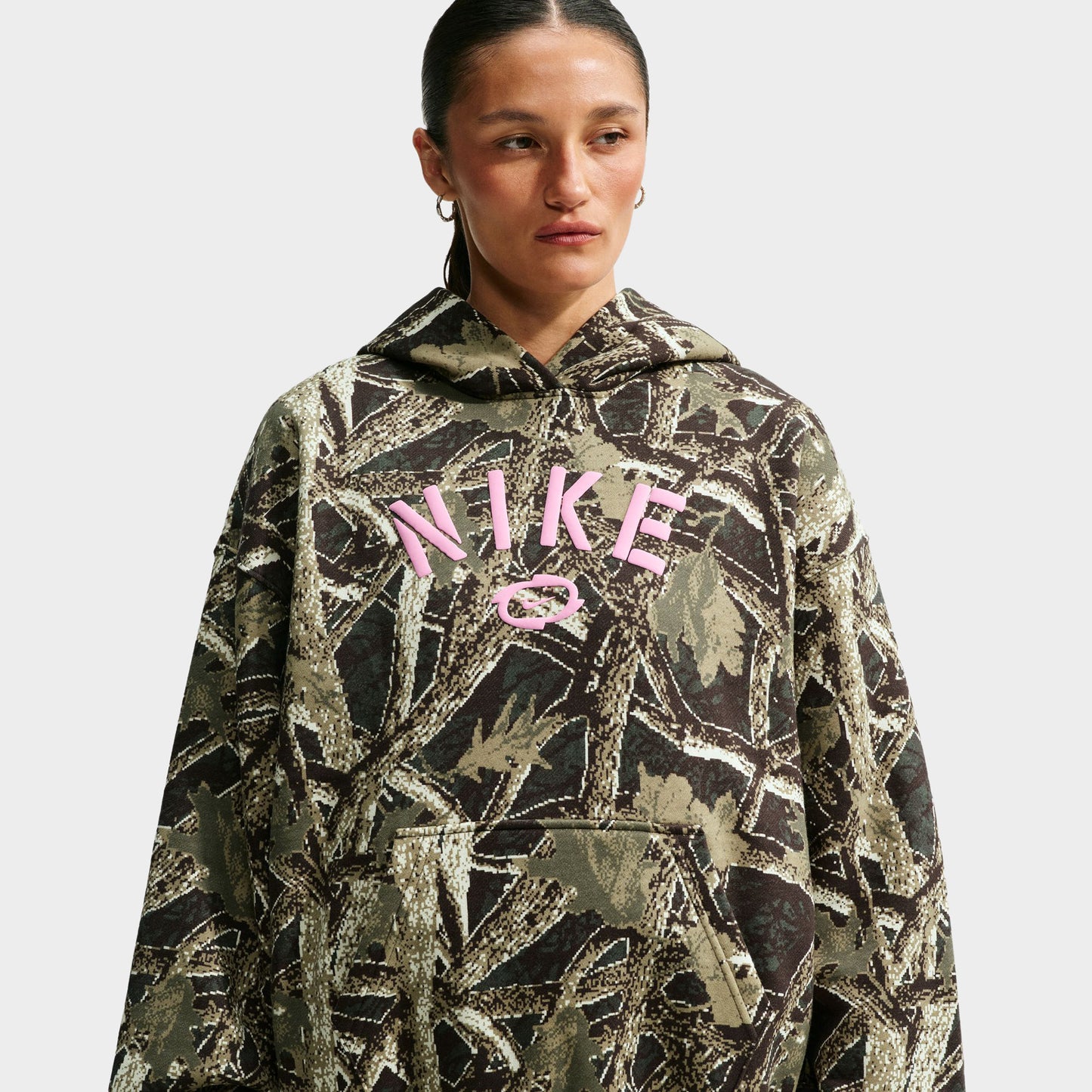 Nike Femme Studio Fleece OS PO Chandail à Capuchon ST Camo / Camo Vert - Rose Vif