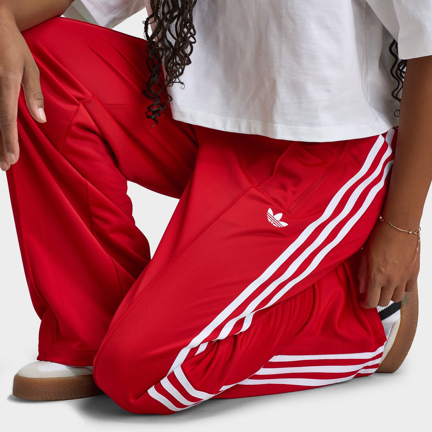 adidas Femmes Adicolor Classic Firebird Pantalon de course ample Meilleur Écarlate / Blanc