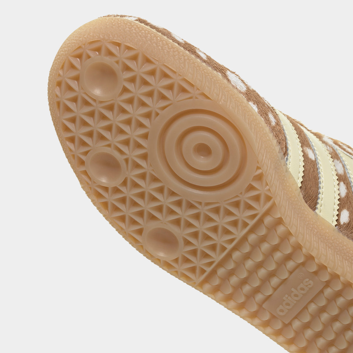 adidas Originals Women's Samba OG. Angled close-up view displaying the forefoot of the gum rubber outsole featuring classic indoor soccer tread pattern and suction cup detailing.