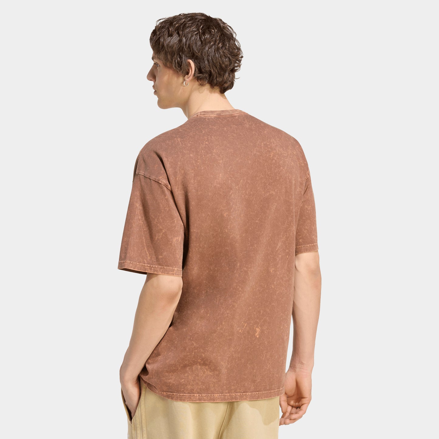 adidas Trefoil Essential Washed Loose T-Shirt. Back view of model wearing preloved brown T-shirt with plain back, dropped shoulders and loose silhouette.