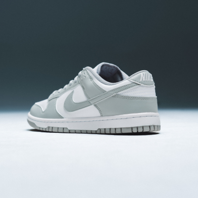 Nike Dunk Low Retro « Blanc / Gris clair ». Magasinez les Nike pour enfants dès maintenant chez JD Sports.