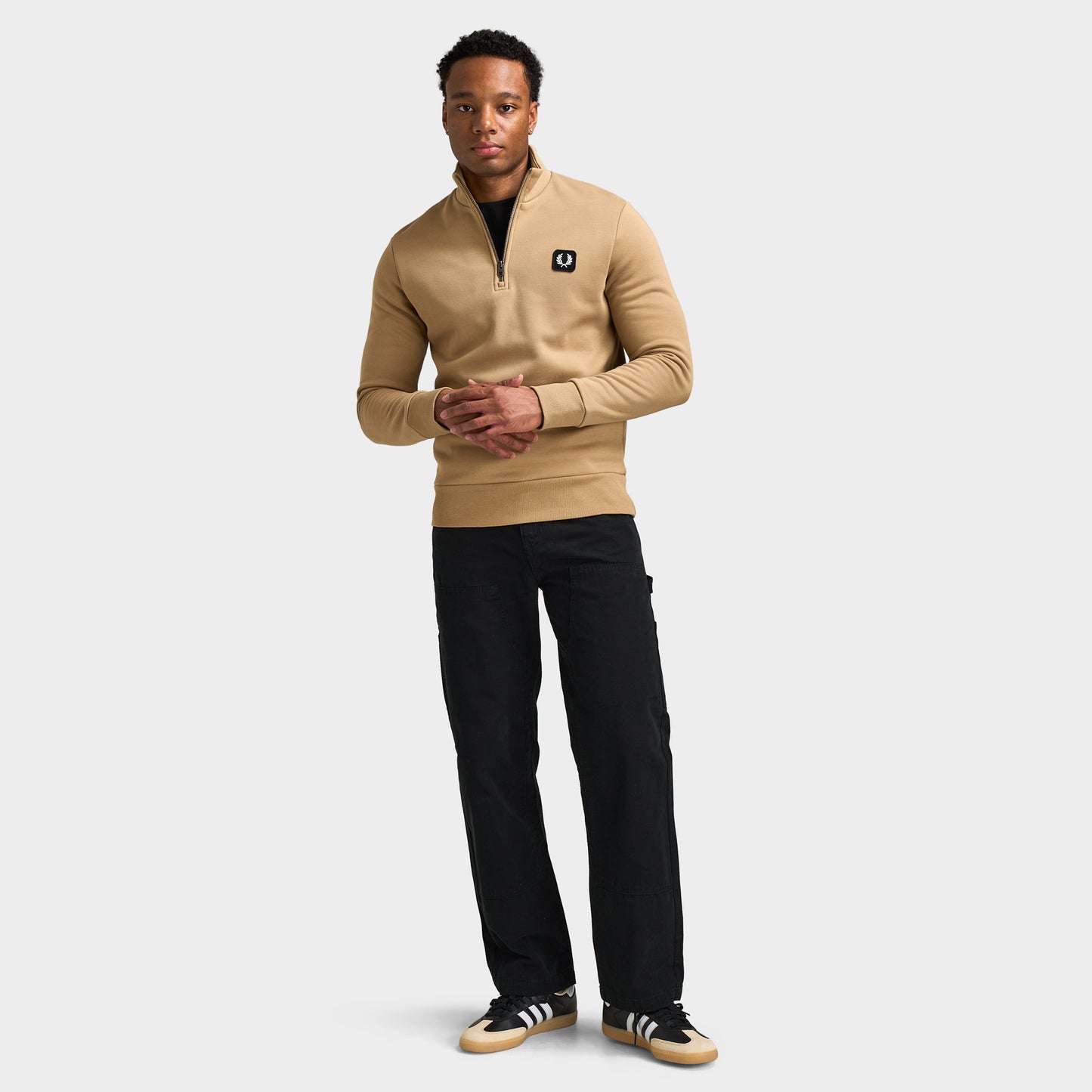 Fred Perry Badge Half Zip Sweatshirt / Warm Stone