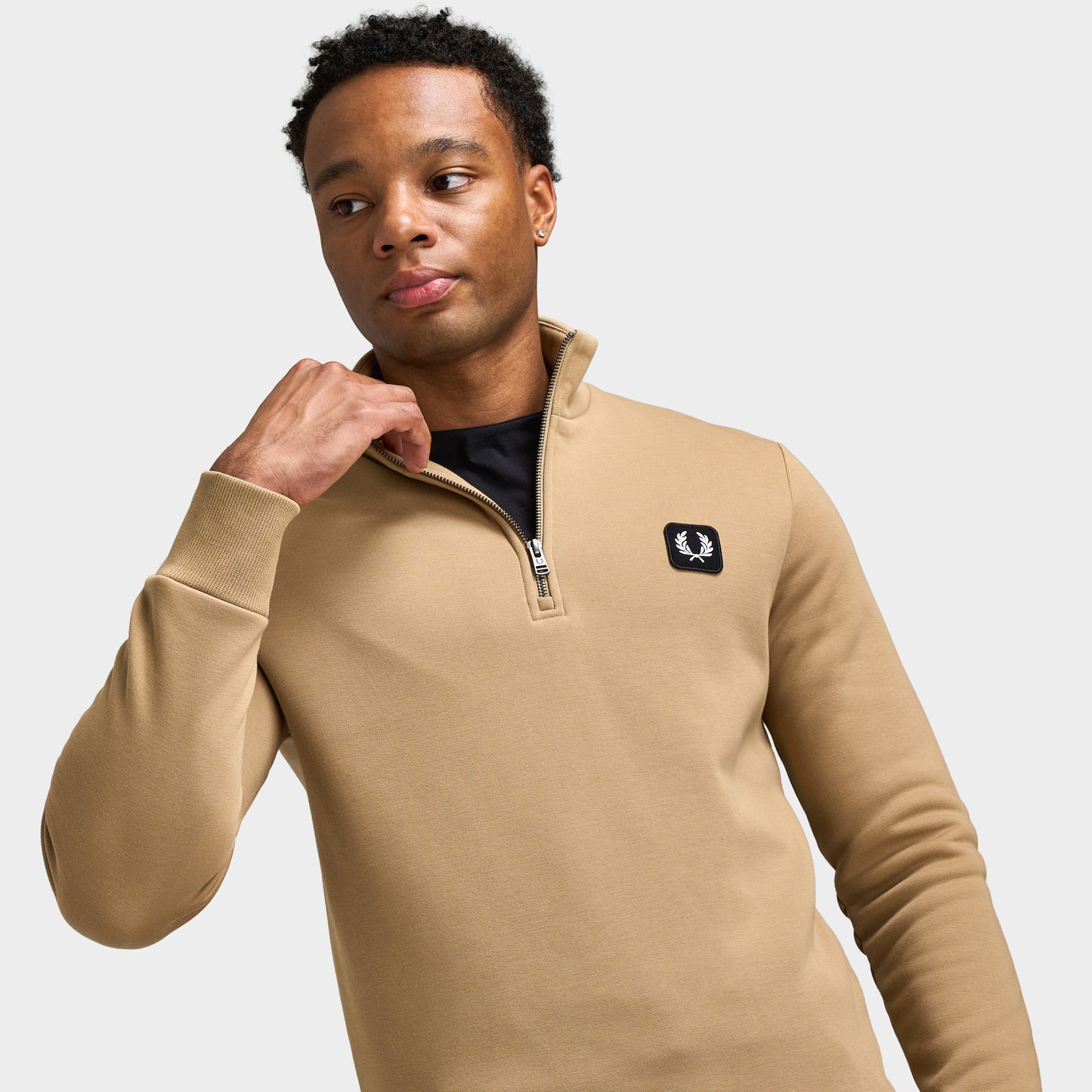 Fred Perry Badge Half Zip Sweatshirt / Warm Stone