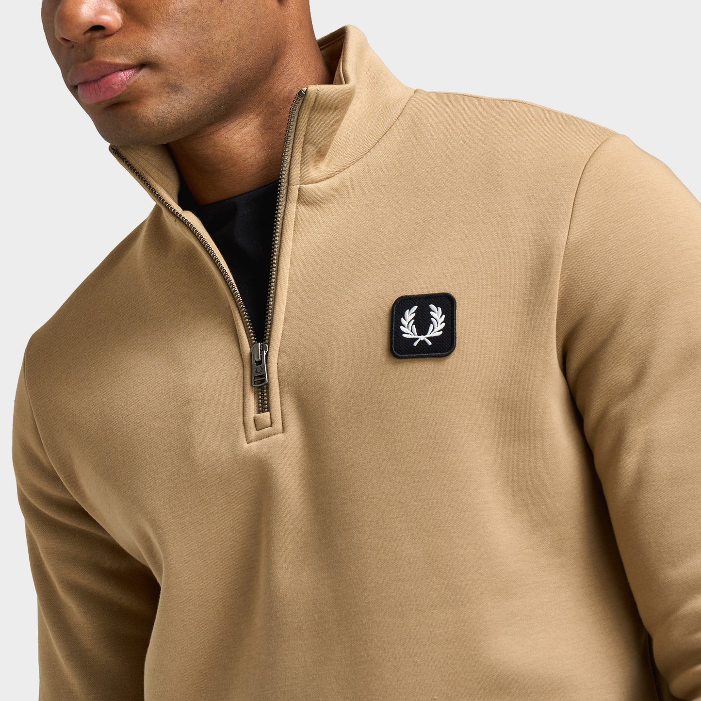 Fred Perry Badge Half Zip Sweatshirt / Warm Stone