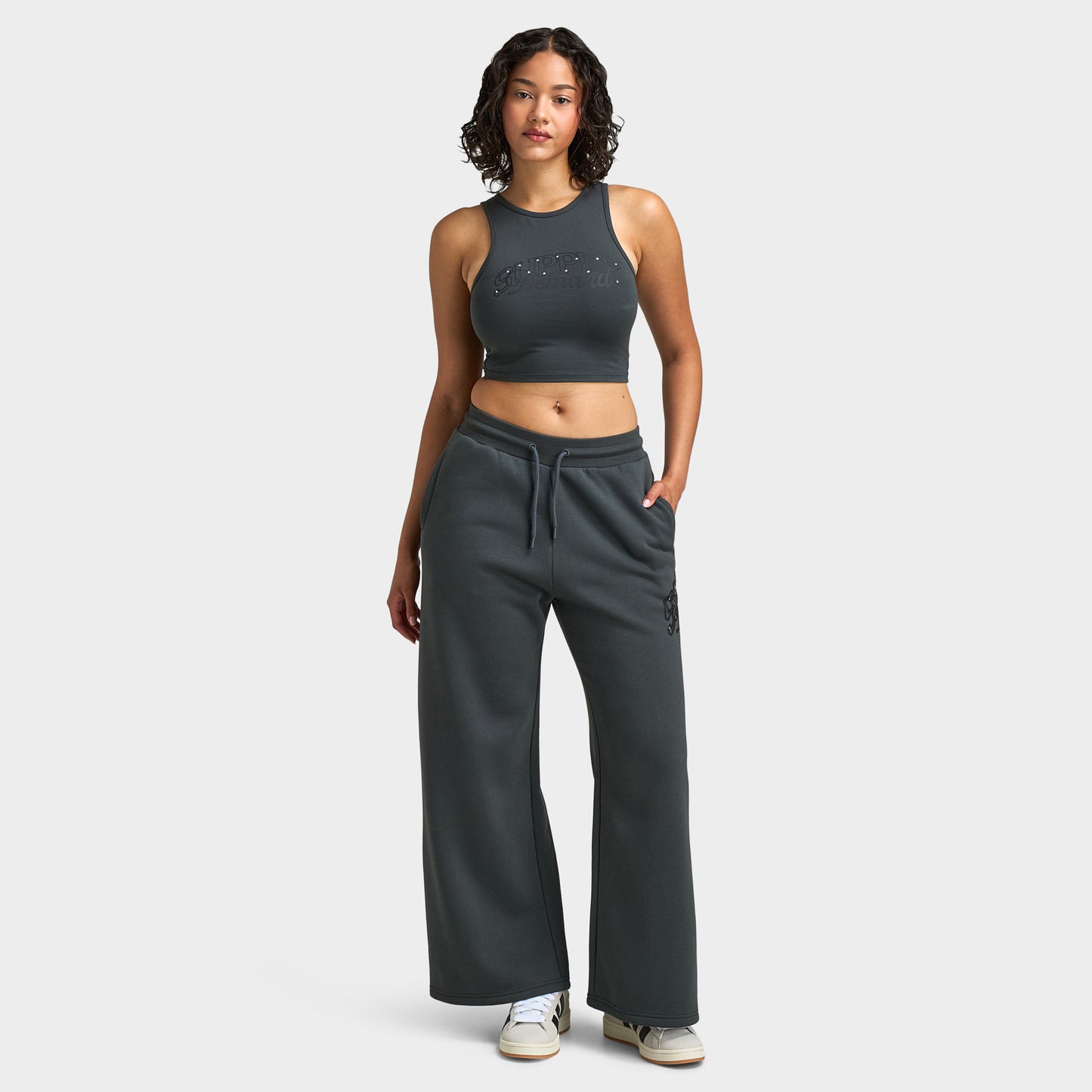 Supply & Demand Pantalon de jogging à jambes larges Spray pour femme / Gris foncé avec diamants