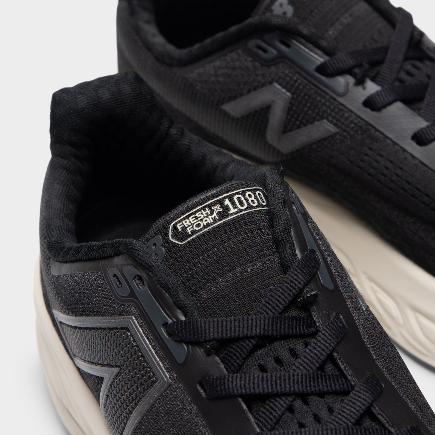 New Balance Femmes Fresh Foam X 1080v14 Noir / Fantôme