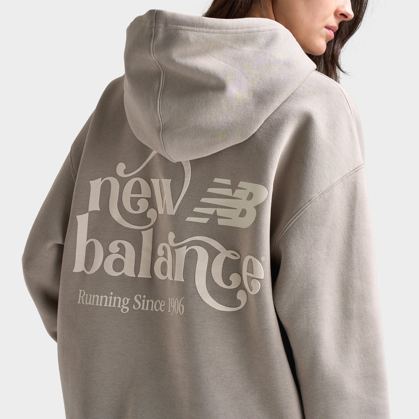 New Balance Women's Script Graphic Hoodie / Brown