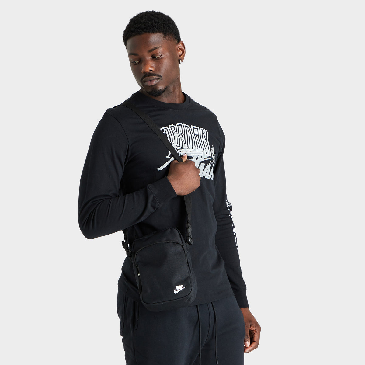 Nike sb heritage black discount & white shoulder bag