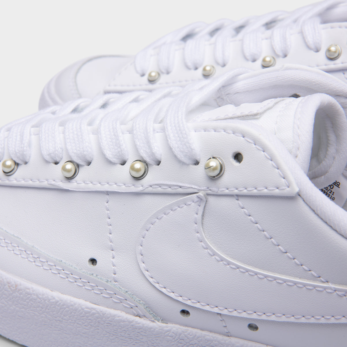 Nike blazer discount low triple white