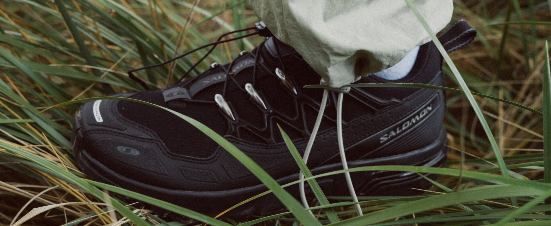 Side profile of the Salomon XT-Rush 2 in a field of grass. 