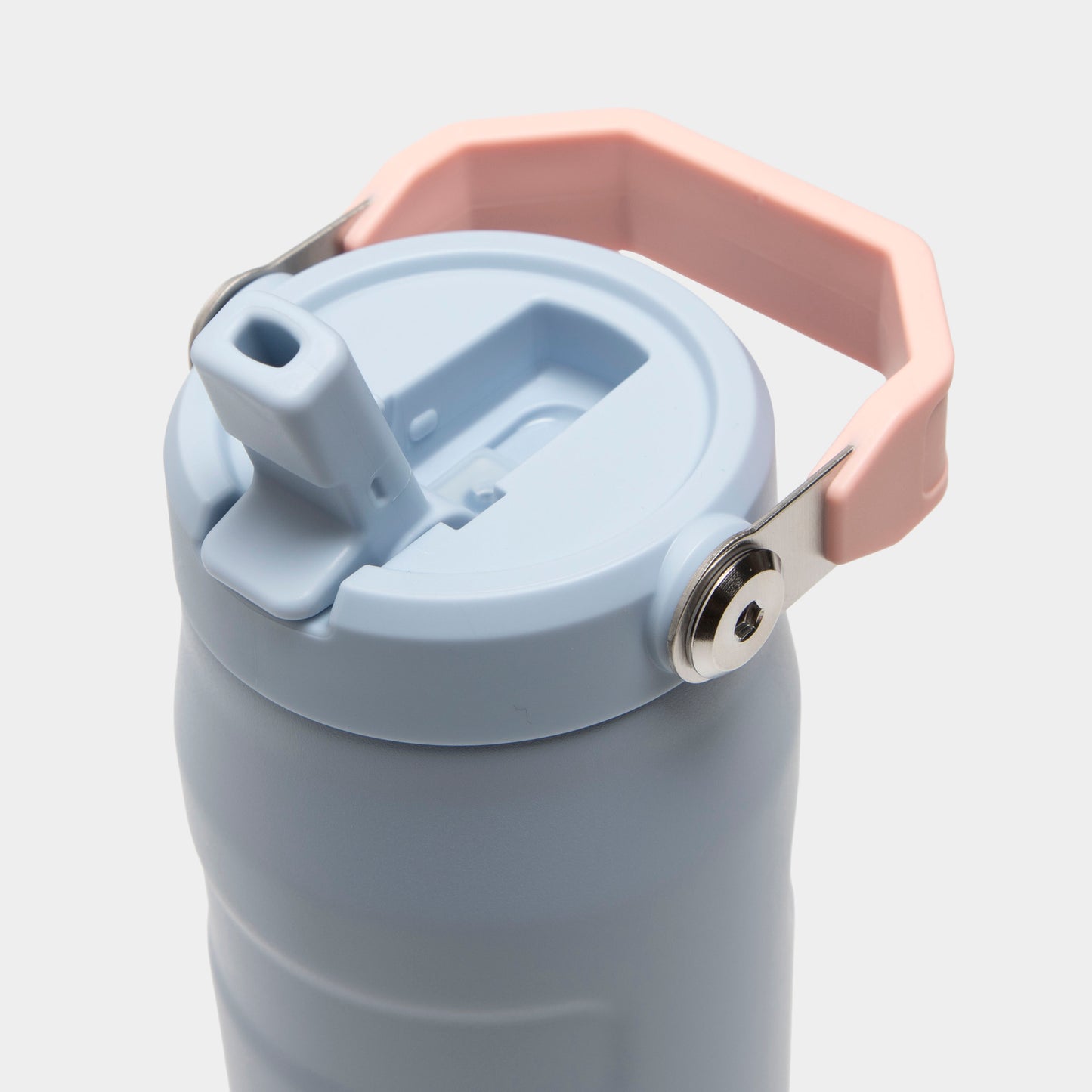 Stanley Iceflow Aerolight Flipstraw 24oz / Blue Dream close-up, light blue water bottle showing blue flip straw lid, pink handle and metal hinge.