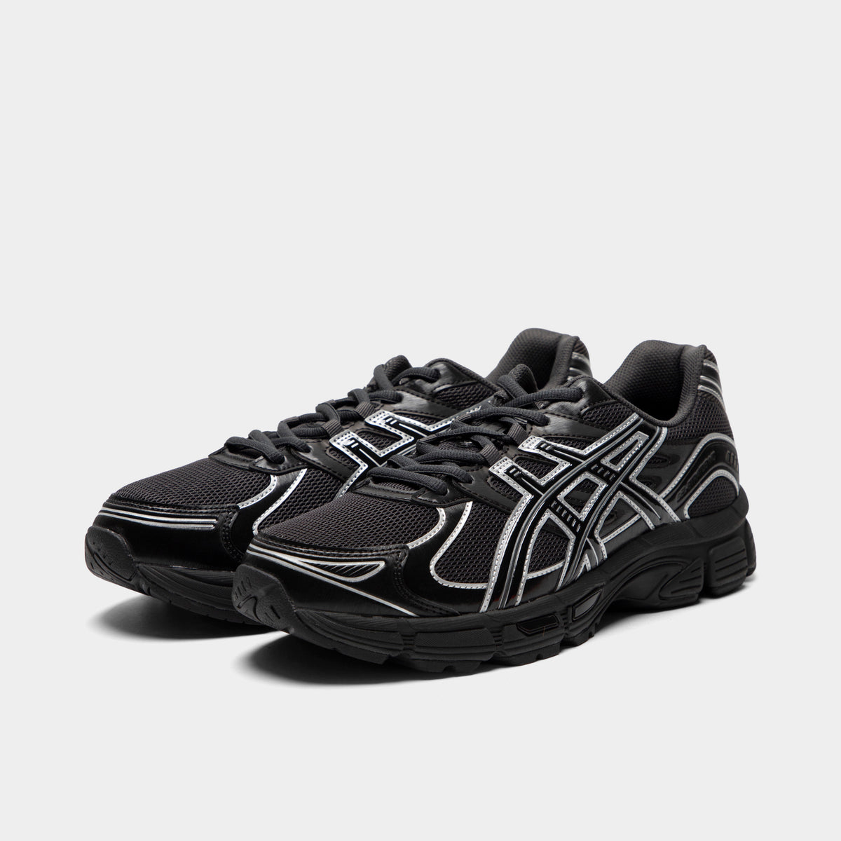 ASICS Gel-Stratus MC. Three-quarter view of graphite grey and black sneakers with black laces, layered overlays and tonal branding.
