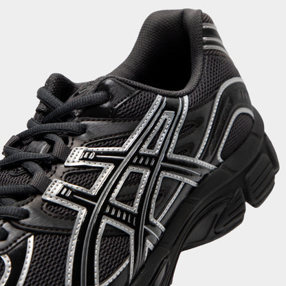 ASICS Gel-Stratus MC. Close-up of graphite grey and black sneaker showing black laces, mesh panels and grey ASICS stripes.