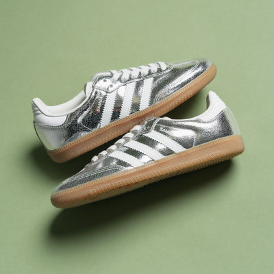 adidas Women’s Samba OG « Argent métallique / Blanc – Gomme » chaussure. Magasinez adidas pour femmes dès maintenant chez JD Sports
