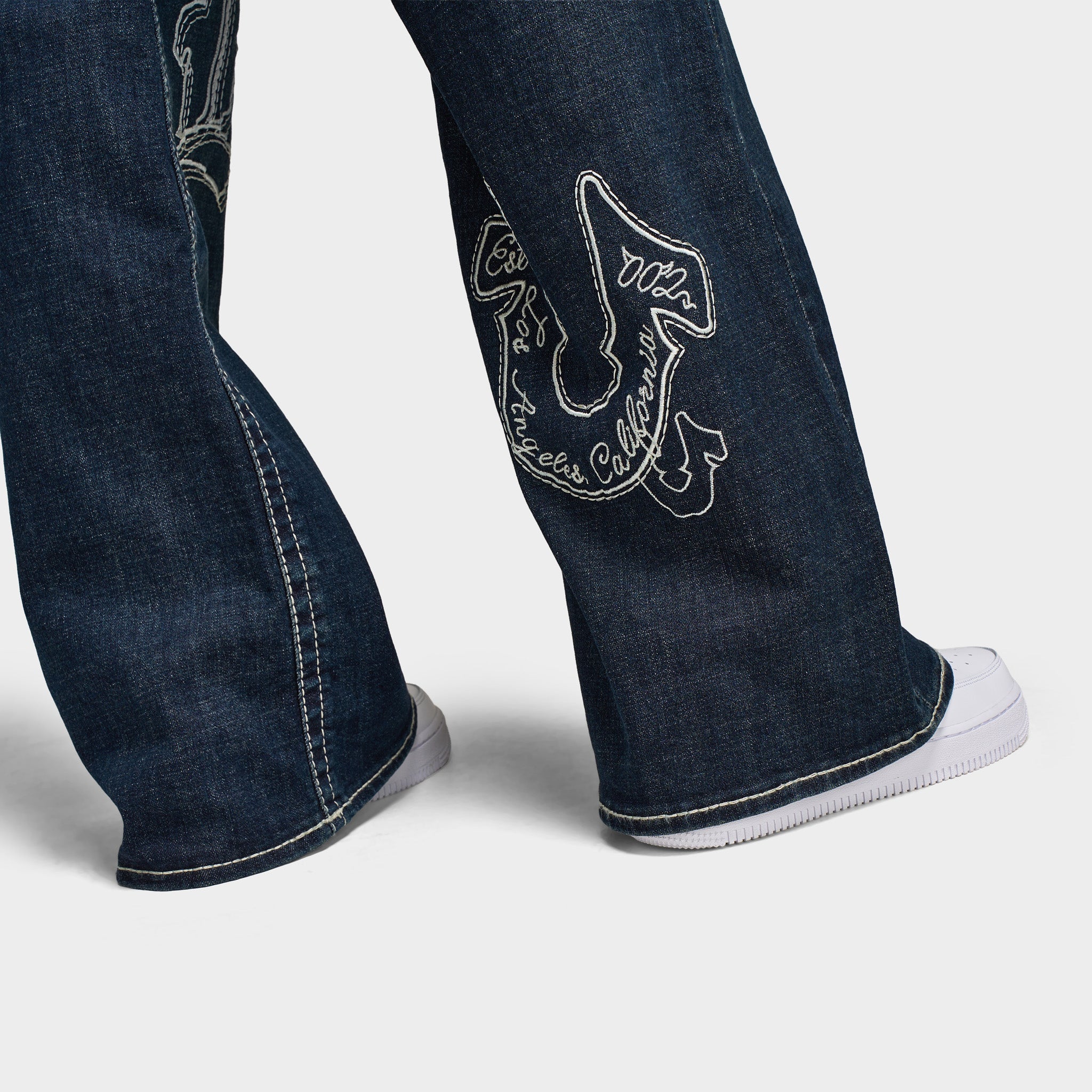 True Religion Women's Embroidery Bobbi Baggy Big T Jeans / Ice