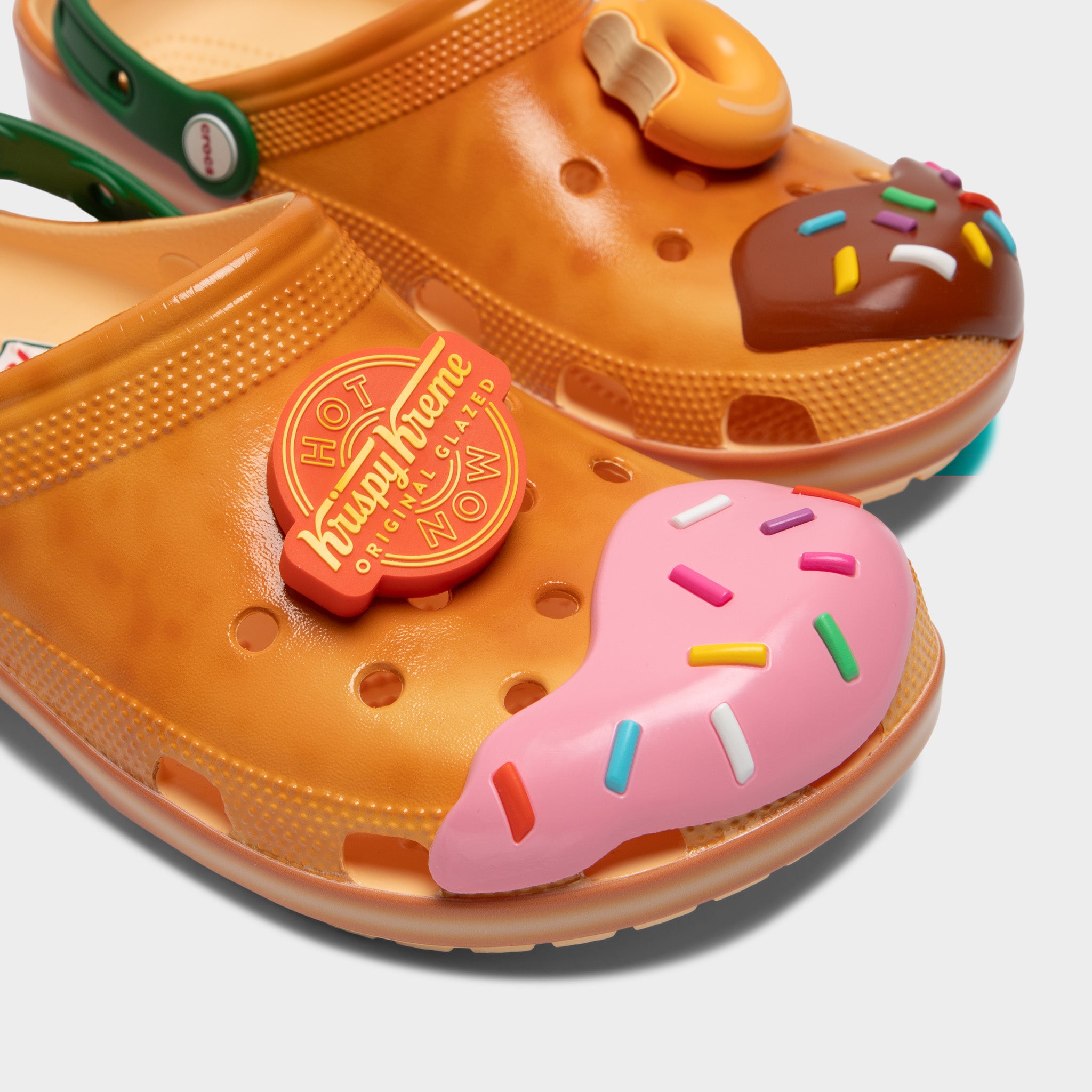 靴 Krispy Kreme x Crocs Classic Clog CROCS X Crispy Cream Donut Classic Clog - 211443