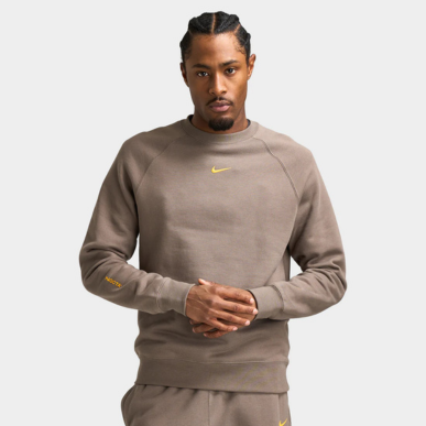 L’homme porte le chandail Nike NOCTA Fleece CS Crewneck « Gris chiné foncé ». Magasinez les vêtements pour hommes dès maintenant chez JD Sports