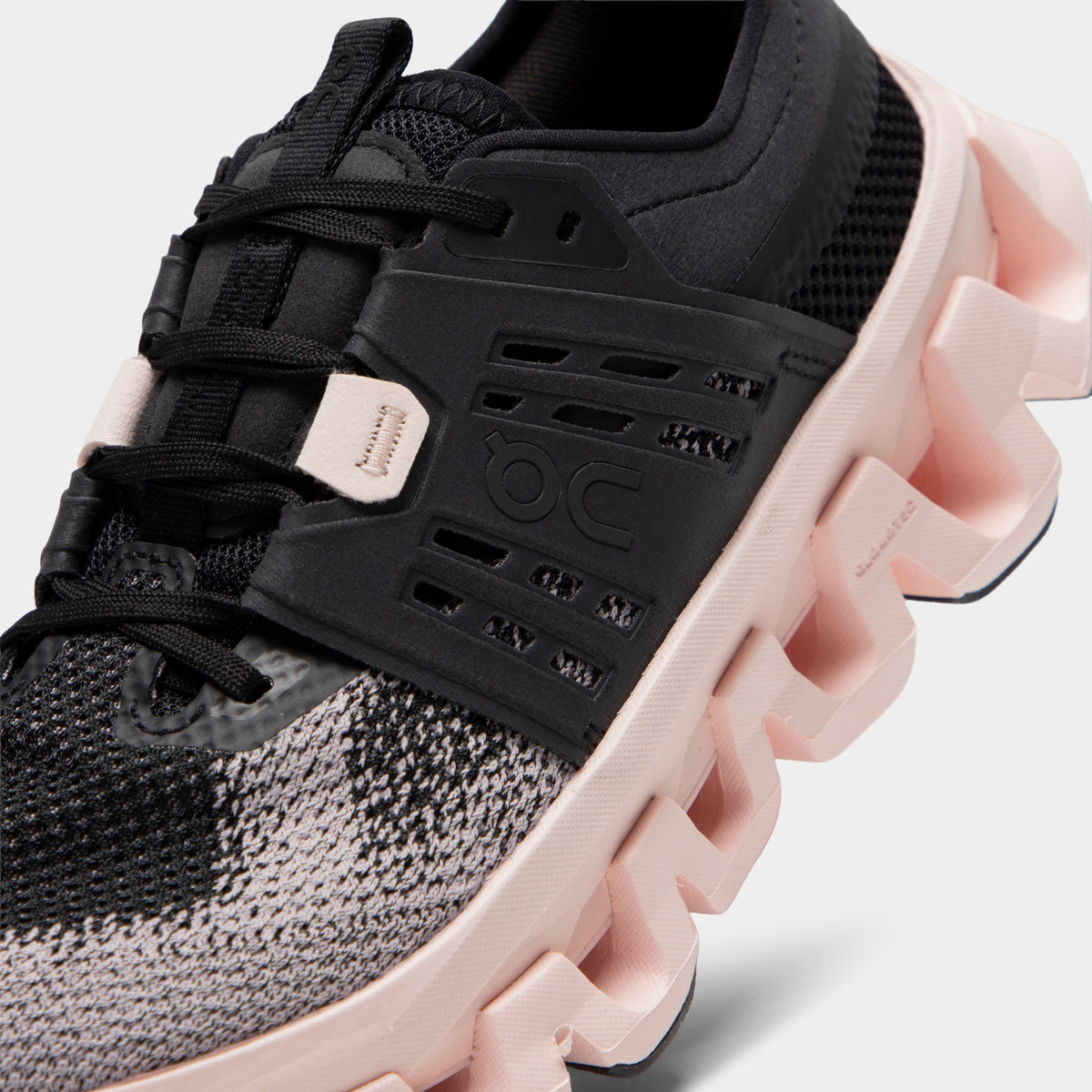 On Women's Cloudswift AMP Black / Salt