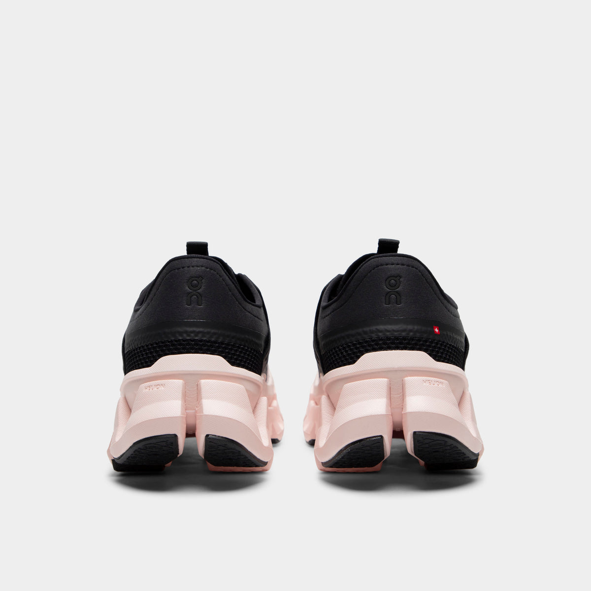 On Women's Cloudswift AMP Black / Salt