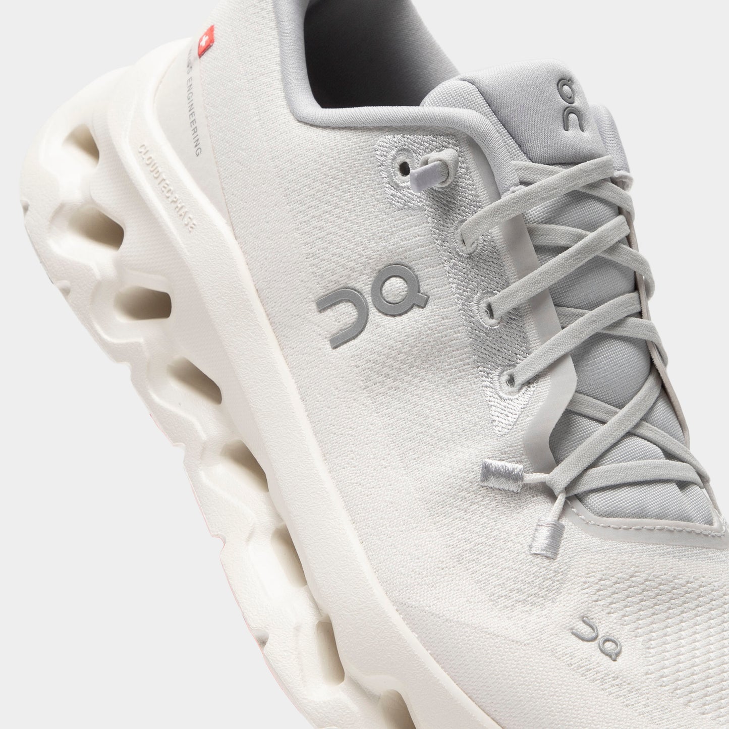 On Women's Cloudtilt Glacier / Ivory