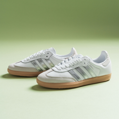 Chaussure adidas Samba OG pour femmes « Blanc / Argent métallique - Gris » en promotion dès maintenant. Magasinez les soldes de chaussures pour femmes dès maintenant chez JD Sports.