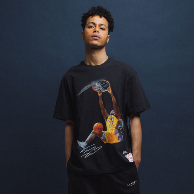 L’homme porte le T-shirt Mitchell & Ness Shaq Signature Dunk « Noir », en solde en ce moment. Magasinez la vente de vêtements pour hommes dès maintenant chez JD Sports.