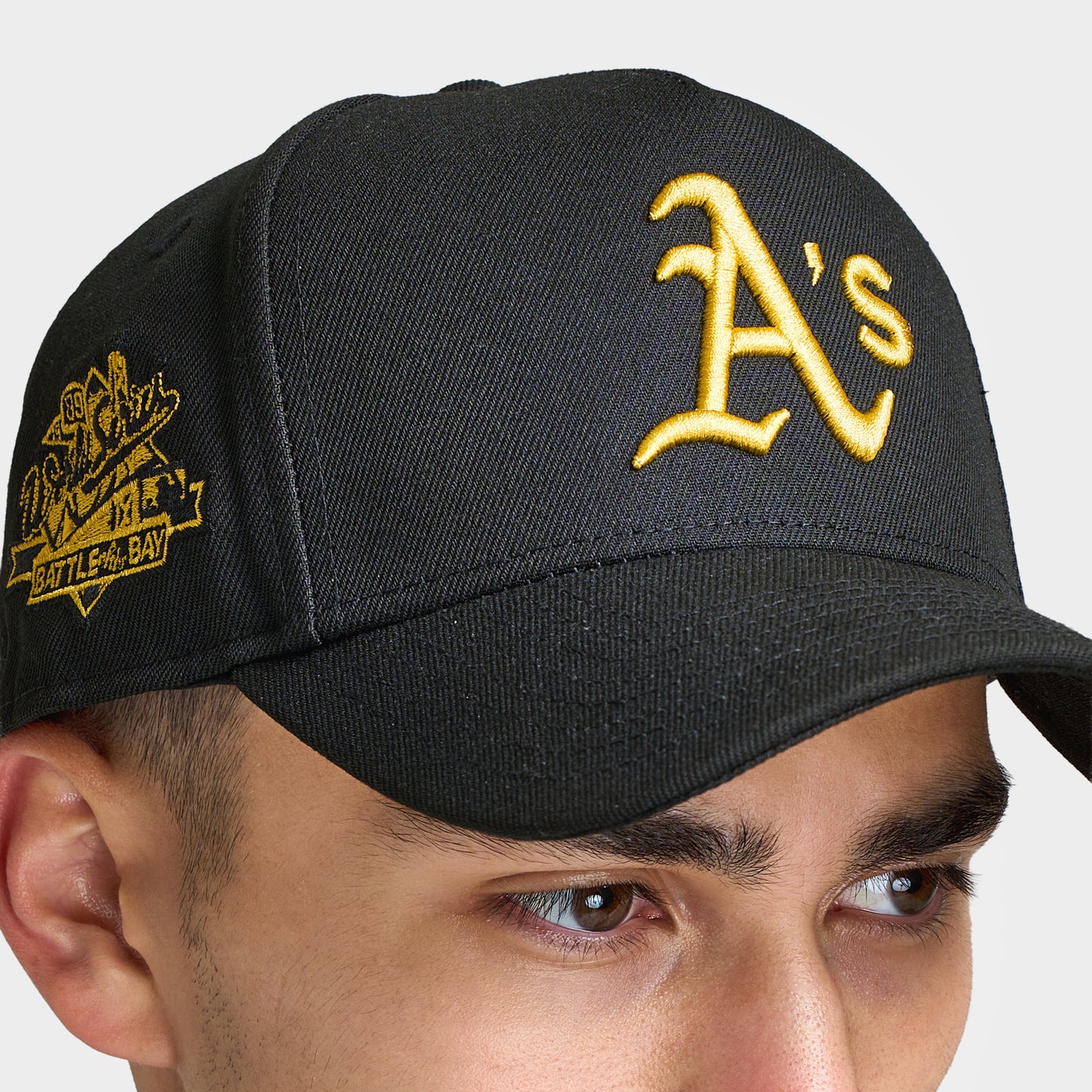 New Era Oakland Athletics 9FORTY AF Snapback. Close-up of black cap showing the gold Oakland Athletics logo, curved brim and gold side embroidery.