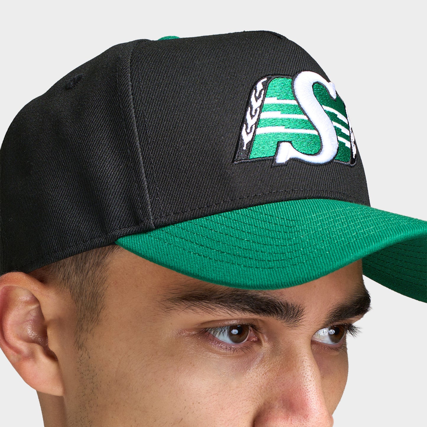 New Era Saskatchewan Roughriders 9FORTY AF. Close-up of black and green cap showing the Saskatchewan Roughriders logo, green brim and structured crown.