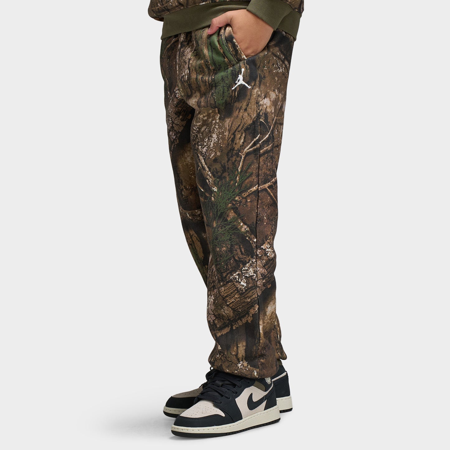 Jordan Juniors' MJ MVP Real Tree Fleece Pant / Medium Olive Camo