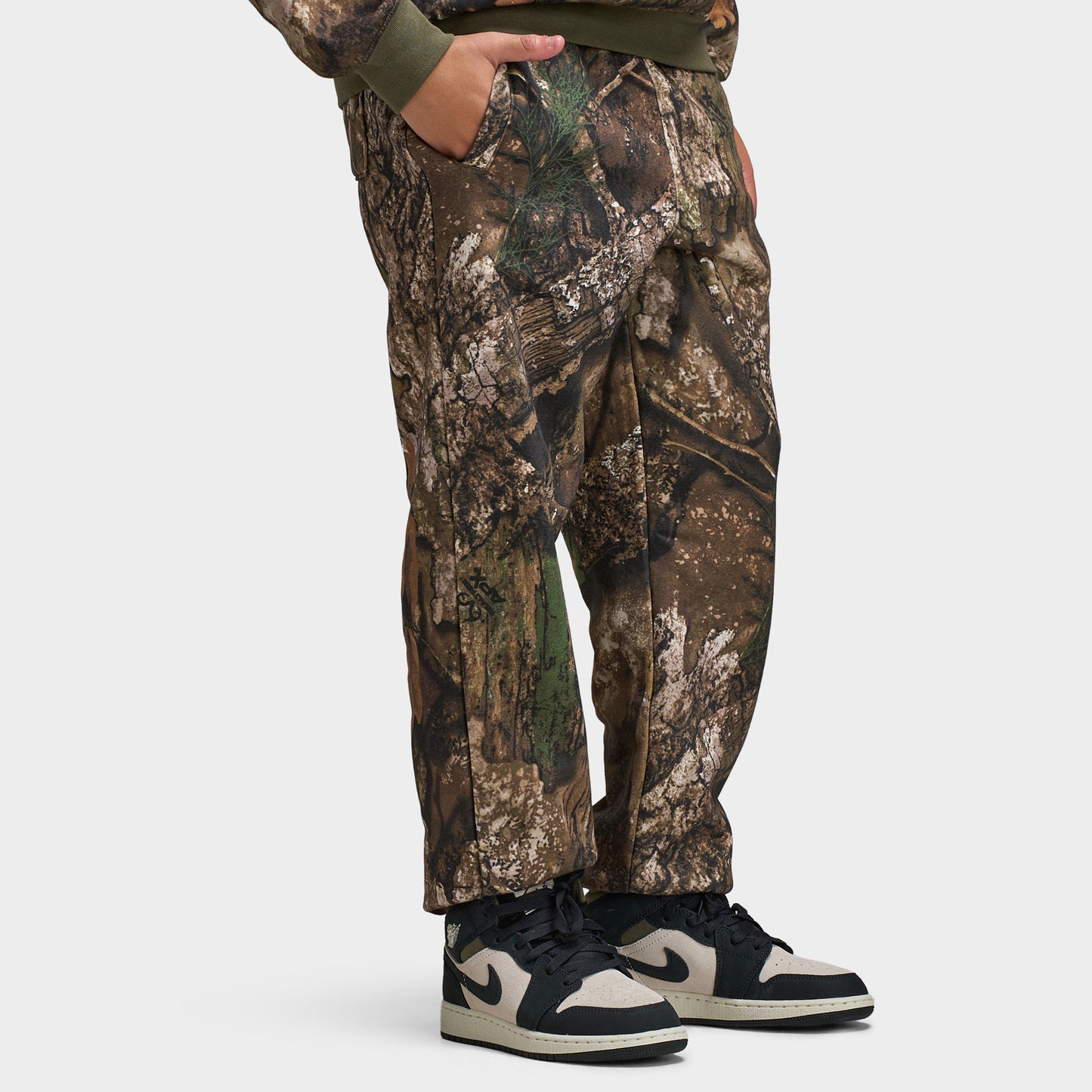 Jordan Juniors' MJ MVP Real Tree Fleece Pant / Medium Olive Camo