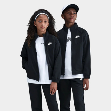 L’enfant porte un ensemble survêtement Nike Sportswear Juniors Full Zip « Noir ». Magasinez les vêtements pour enfants dès maintenant chez JD Sports.