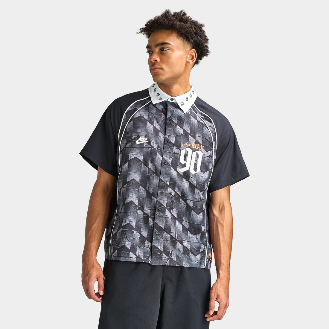 L’homme porte un t-shirt Nike Bowler Graphic « Noir / Agrume vif ». Magasinez les vêtements pour hommes dès maintenant chez JD Sports.