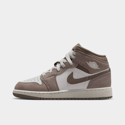 Chaussure Jordan 1 Mid GS « Pierre énigme / Gris olive – Blanc cassé ». Magasinez les nouveautés pour enfants dès maintenant chez JD Sports.